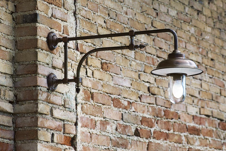 Wall lamp with double arm in patinated brass. Aldo Bernardi. 