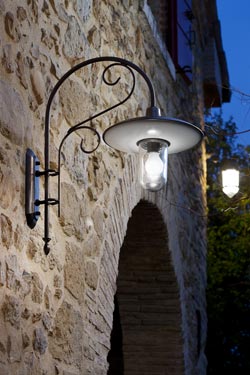 Large outdoor wall lamp with curved arm in patinated brass. Aldo Bernardi. 