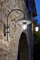 Large outdoor wall lamp with curved arm in patinated brass. Aldo Bernardi. Large outdoor wall lamp with curved arm in patinated brass. Aldo Bernardi.