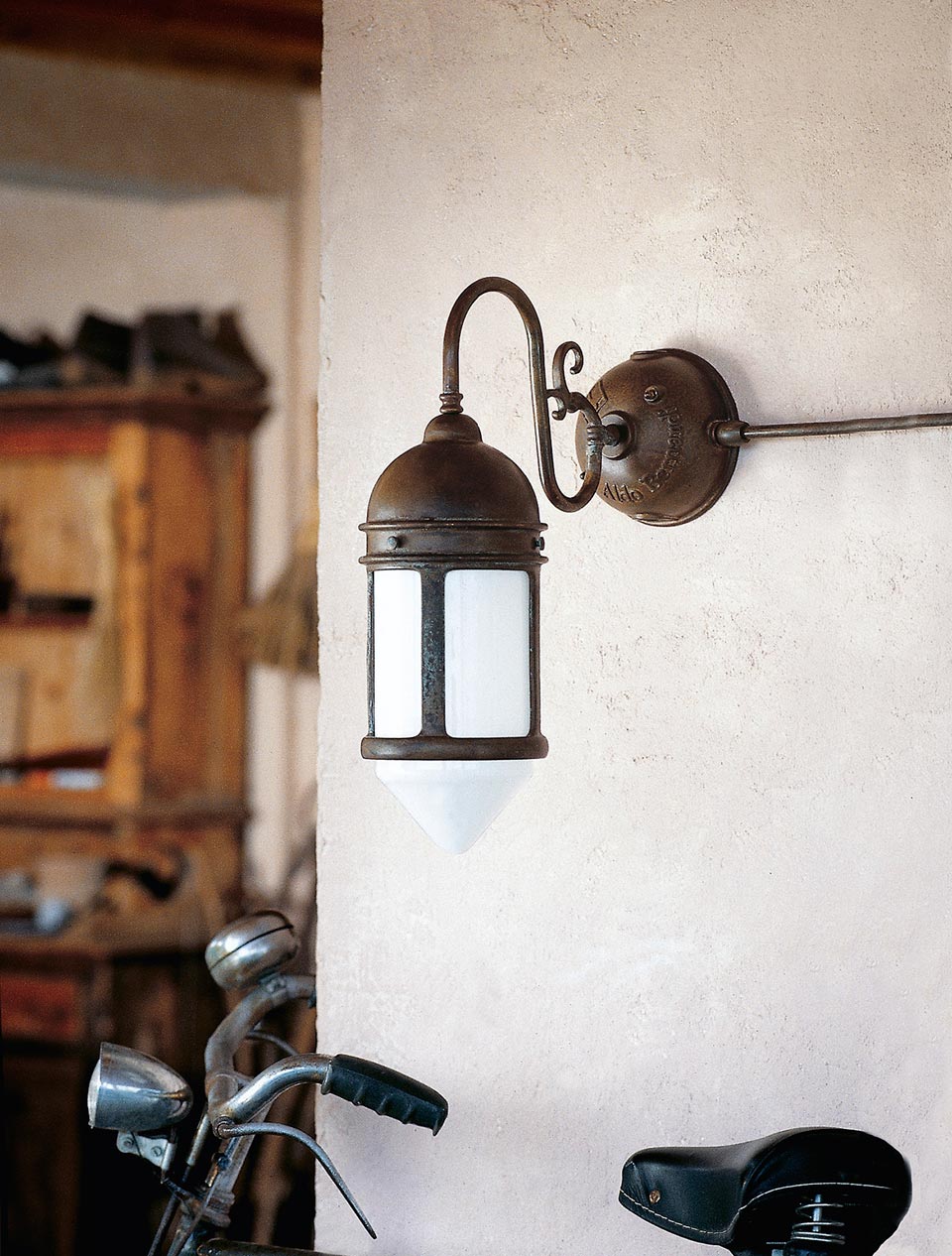 Postierla patinated brass country-style wall lamp. Aldo Bernardi. 