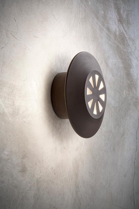 Small round outdoor wall light in patinated copper Pasdedeux 13cm. Aldo Bernardi. 