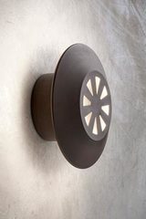 Small round outdoor wall light in patinated copper Pasdedeux 13cm. Aldo Bernardi. Small round outdoor wall light in patinated copper Pasdedeux 13cm. Aldo Bernardi.
