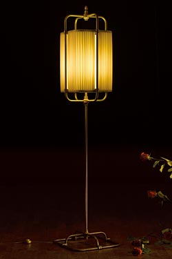 Square floor lamp in beige silk and dark patinated brass. Aldo Bernardi. 