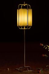Lampadaire carré en soie beige et laiton patiné foncé. Aldo Bernardi. Lampadaire carré en soie beige et laiton patiné foncé. Aldo Bernardi.