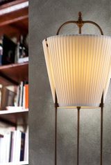 Lampadaire cône tronqué en soie beige patine marron foncé. Aldo Bernardi. Lampadaire cône tronqué en soie beige patine marron foncé. Aldo Bernardi.