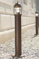 Lampadaire de jardin en lanterne de phare grille et colonne 80cm. Aldo Bernardi. Lampadaire de jardin en lanterne de phare grille et colonne 80cm. Aldo Bernardi.