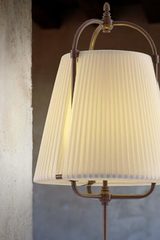 Lampadaire en soie beige et laiton patiné foncé abat-jour en cône. Aldo Bernardi. Lampadaire en soie beige et laiton patiné foncé abat-jour en cône. Aldo Bernardi.