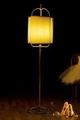 Lampadaire rond en soie beige et laiton patiné foncé abat-jour en cylindre. Aldo Bernardi. Lampadaire rond en soie beige et laiton patiné foncé abat-jour en cylindre. Aldo Bernardi.