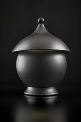 Lampe de table en céramique et sphère noir mat. Aldo Bernardi. Lampe de table en céramique et sphère noir mat. Aldo Bernardi.