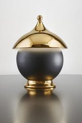 Lampe de table en céramique or et sphère noir mat. Aldo Bernardi. Lampe de table en céramique or et sphère noir mat. Aldo Bernardi.