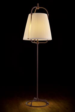 Floor lamp in beige silk and dark patinated brass cone lampshade. Aldo Bernardi. 