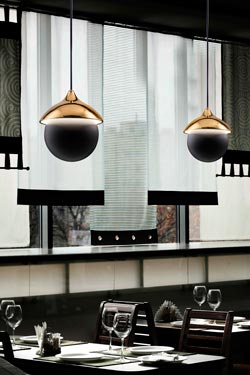 Hanging lamp in gold ceramic and matt black sphere. Aldo Bernardi. 