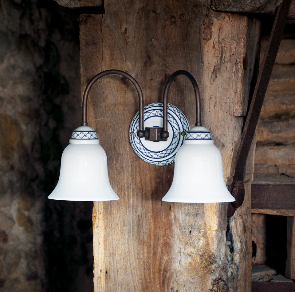 Wall lamp decorated white porcelain and aged patinated brass tubes. Aldo Bernardi. 