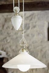Suspension cône et contrepoids en verre dépoli et porcelaine blanche. Aldo Bernardi. Suspension cône et contrepoids en verre dépoli et porcelaine blanche. Aldo Bernardi.