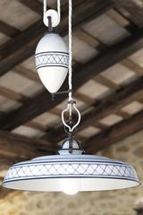 Suspension à croisillons et liseré bleus style Provence porcelaine blanche et contrepoids. Aldo Bernardi. Suspension à croisillons et liseré bleus style Provence porcelaine blanche et contrepoids. Aldo Bernardi.