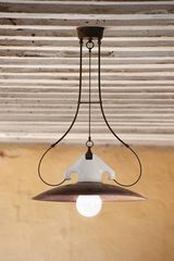 Suspension ronde en porcelaine blanche et laiton vieilli. Aldo Bernardi. Suspension ronde en porcelaine blanche et laiton vieilli. Aldo Bernardi.