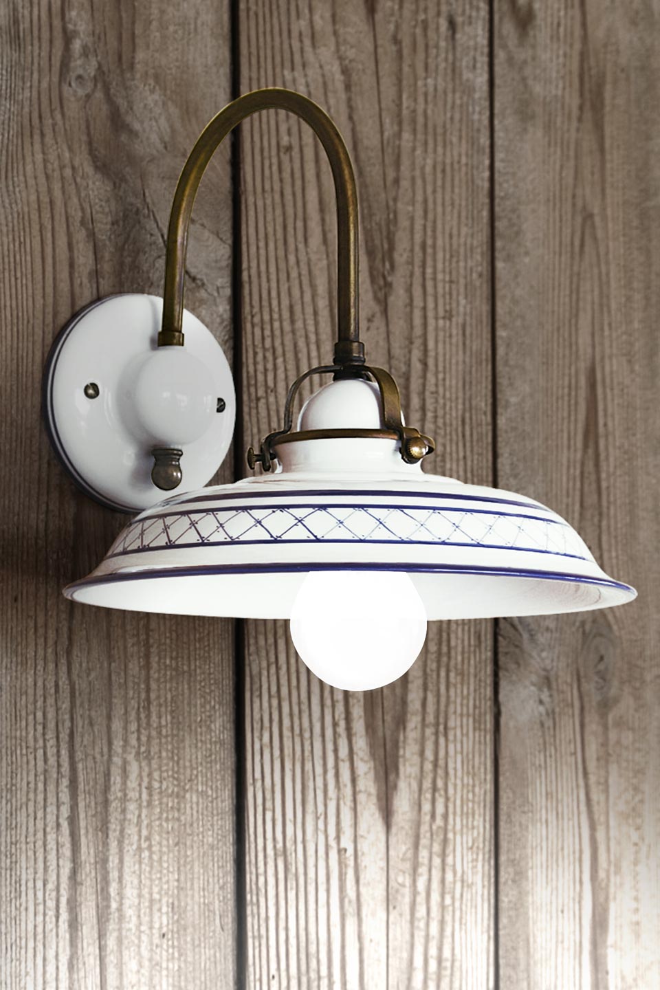 Wall lamp with blue crosses and border Provence style in white porcelain. Aldo Bernardi. 