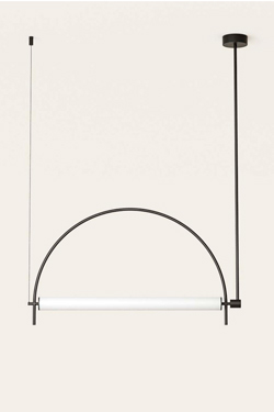 Arc suspension noire avec diffuseur tube et structure en arc. Aromas. 