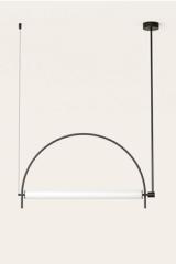Arc suspension noire avec diffuseur tube et structure en arc. Aromas. Arc suspension noire avec diffuseur tube et structure en arc. Aromas.