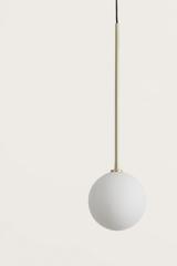 Ball suspension verre opale et or. Aromas. Ball suspension verre opale et or. Aromas.