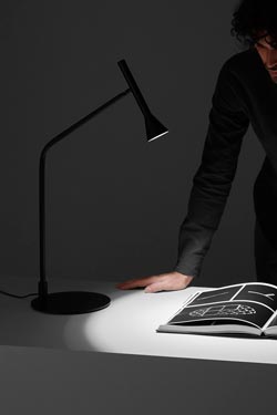 Lyb desk lamp in matt black metal. Aromas. 