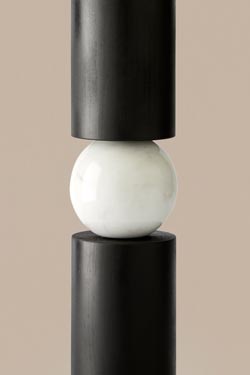 Black and white table lamp in wood and marble Alda. Aromas. 