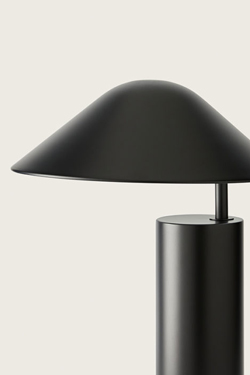 Damo table lamp in matt black steel. Aromas. 