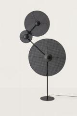 Grand lampadaire en cannage noir Artic . Aromas. Grand lampadaire en cannage noir Artic . Aromas.