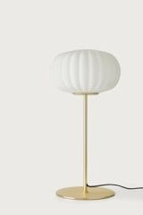 Hup lampe de table en verre opale mat et laiton. Aromas. Hup lampe de table en verre opale mat et laiton. Aromas.
