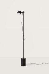 Lampadaire noir, socle en bois Nera. Aromas. Lampadaire noir, socle en bois Nera. Aromas.