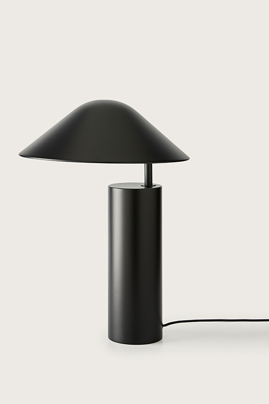 Damo table lamp in matt black steel. Aromas. 