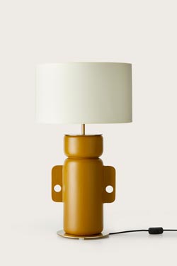 Honey coloured ceramic table lamp Ena. Aromas. 