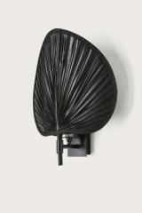 Black wall lamp in palm leaf Vent. Aromas. Black wall lamp in palm leaf Vent. Aromas.