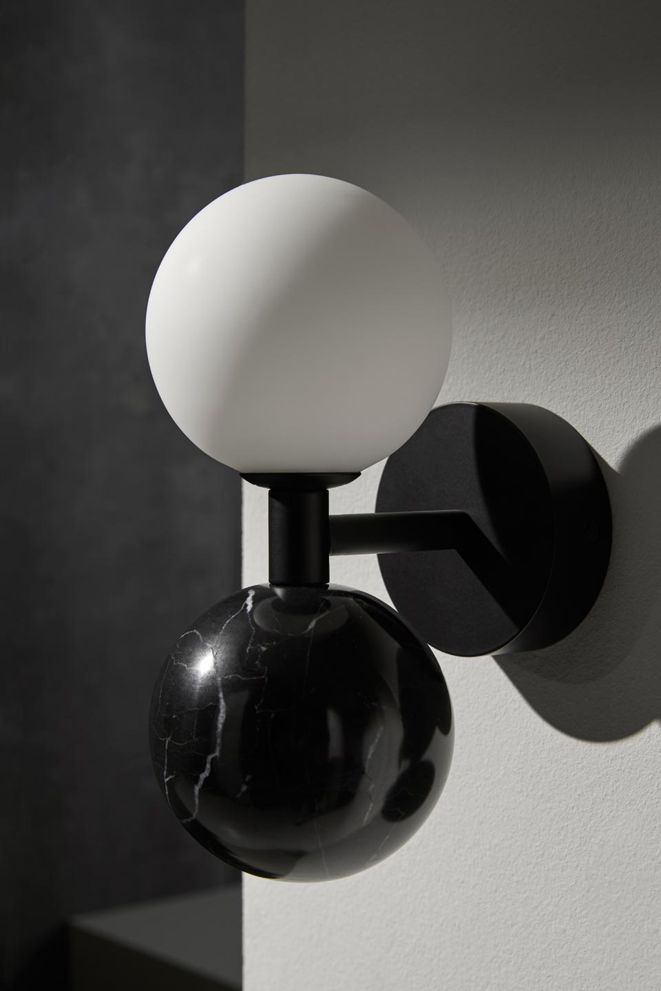Black marble and white glass wall lamp Dalt. Aromas. 