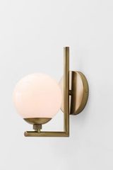 Applique en laiton et boule en verre Quimby vintage. Arteriors. Applique en laiton et boule en verre Quimby vintage. Arteriors.