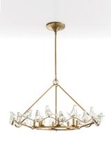 Grand lustre en laiton antique 8 lumières Dove . Arteriors. Grand lustre en laiton antique 8 lumières Dove . Arteriors.