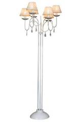 Venezia lampadaire en métal laqué blanc et pampilles. Artistar. Venezia lampadaire en métal laqué blanc et pampilles. Artistar.