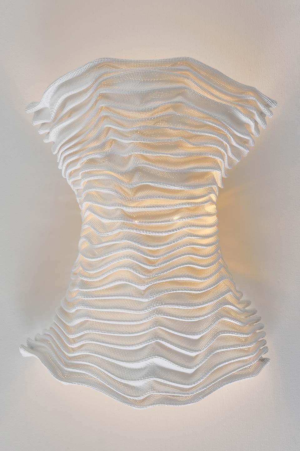 Applique blanche tissu plissé et peint Cors. Arturo Alvarez. 
