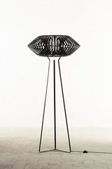 Lampadaire graphique noir V. Arturo Alvarez. Lampadaire graphique noir V. Arturo Alvarez.