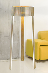Lampadaire tripode lattes de bois wengé Shio. Arturo Alvarez. Lampadaire tripode lattes de bois wengé Shio. Arturo Alvarez.
