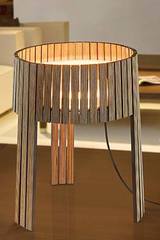 Lampe tripode lattes de bois wengé Shio. Arturo Alvarez. Lampe tripode lattes de bois wengé Shio. Arturo Alvarez.