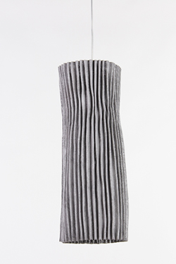 Suspension cylindrique grise en tissu plissé Gea. Arturo Alvarez. 