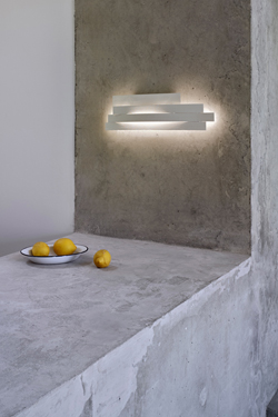 Li long wall lamp in white pressed cellulose. Arturo Alvarez. 