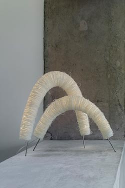 Arc duo de lampes de table en corde de cellulose blanche. Arturo Alvarez. 
