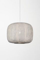 Suspension cylindre large tissu blanc plissé et peint Coral . Arturo Alvarez. Suspension cylindre large tissu blanc plissé et peint Coral . Arturo Alvarez.
