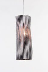 Suspension cylindrique grise en tissu plissé Gea. Arturo Alvarez. Suspension cylindrique grise en tissu plissé Gea. Arturo Alvarez.