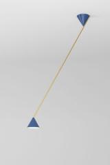 Grande suspension en diagonale aux cônes bleus Hat light 444. Atelier Areti. Grande suspension en diagonale aux cônes bleus Hat light 444. Atelier Areti.