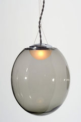 Gris suspension boule cristal soufflé transparent gris petit modèle. Atelier Areti. Gris suspension boule cristal soufflé transparent gris petit modèle. Atelier Areti.