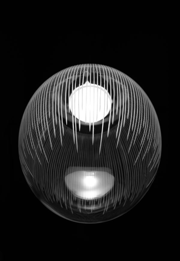 Kirshlag Suspension globe en cristal soufflé gravé dessin no 1 petit modèle. Atelier Areti. 