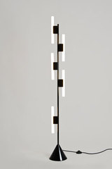Lampadaire noir Design 5 tubes lumineux. Atelier Areti. Lampadaire noir Design 5 tubes lumineux. Atelier Areti.